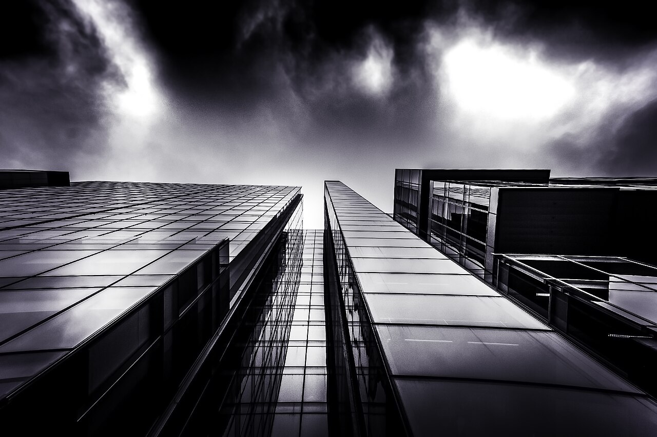 Fachada de edificio con vidrio oscuro