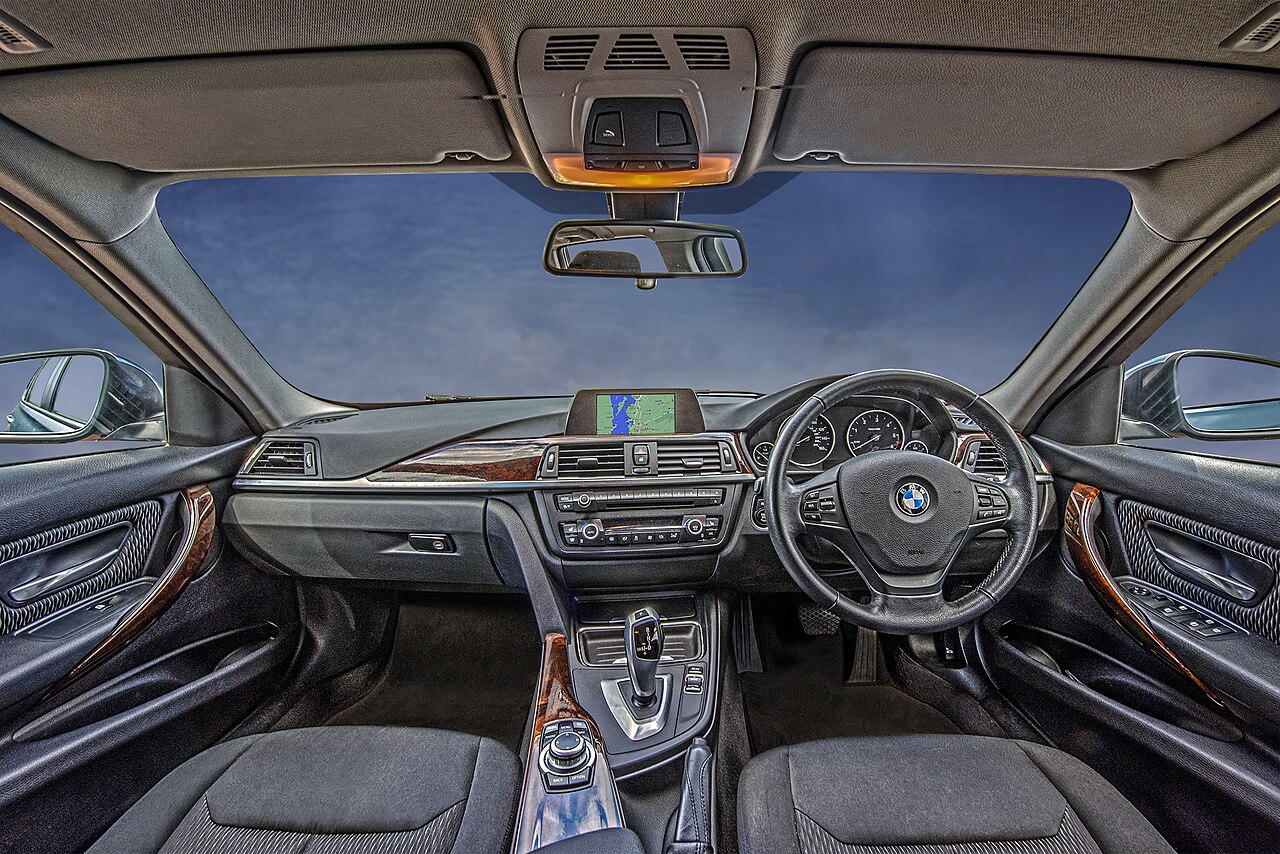 Interior de un carro con tablero y asientos